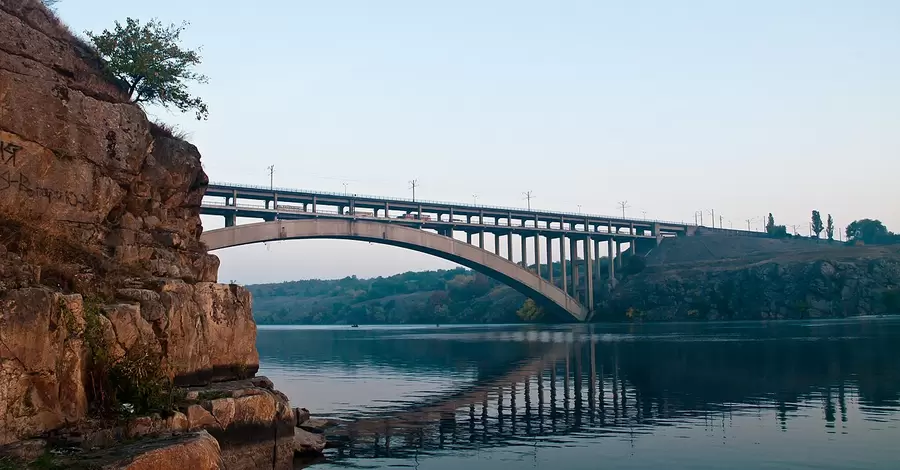 У Запоріжжі поліцейські кинулися в Дніпро, щоб врятувати жінку, яка стрибнула з мосту