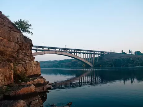 В Запорожье полицейские бросились в Днепр, чтобы спасти спрыгнувшую с моста женщину