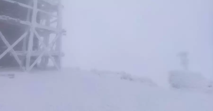 На горі Піп Іван у Карпатах утворився метровий шар снігу