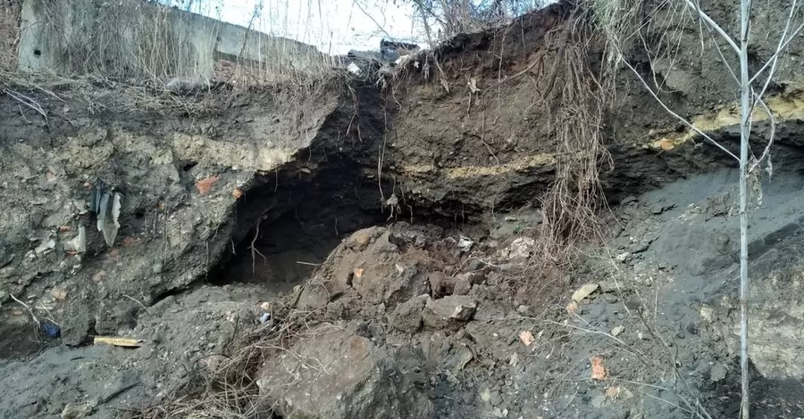 На Сумщине мальчика засыпало грунтом, ребенок погиб