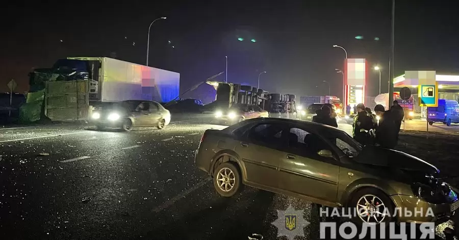 У Харкові вантажівка роздавила таксі, загинули не менше трьох людей