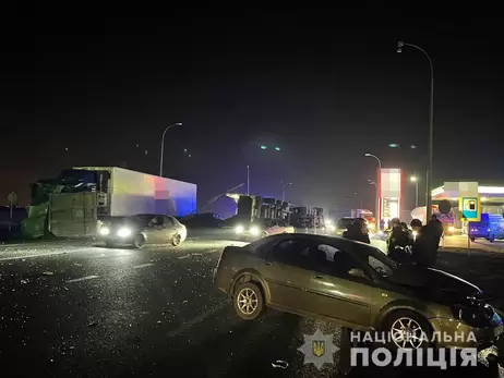 В Харькове грузовик раздавил такси, погибли не менее трех человек