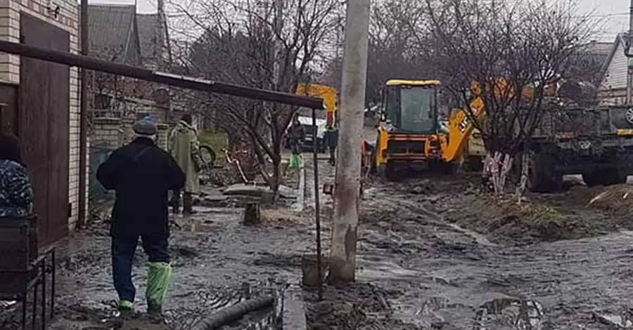 В Херсоне прорвал канализационный трубопровод: 20-метровая струя фекалий залила пять домов