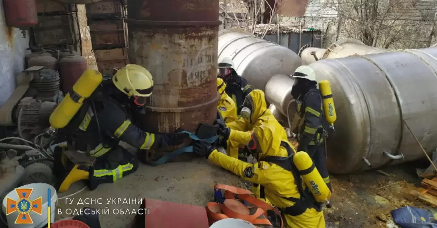 В Одесі рятувальники зупинили розлив небезпечних хімікатів на заводі