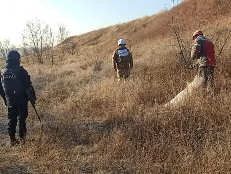 На Донбасі ворог дистанційно замінував Мар'їнку, поранено мирного жителя