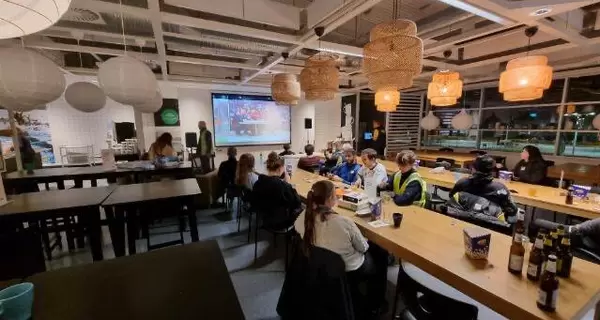 У Данії відвідувачам IKEA довелося заночувати в магазині через снігопад - з пивком під футбол