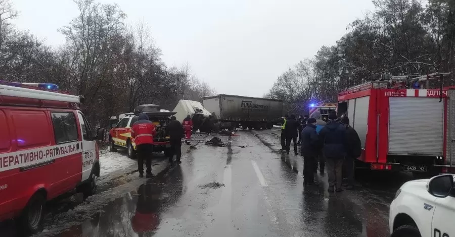 Під Черніговом зіткнулися вантажівка та маршрутка, загинули 11 людей