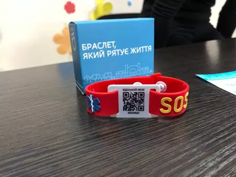 У Дніпрі літнім та хворим людям почали видавати QR-браслети