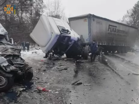 Чоловік зі списку загиблих у ДТП під Черніговом живий: у маршрутці 