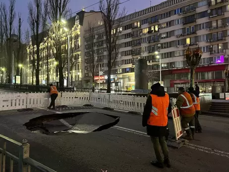 В Киеве на бульваре Шевченко провалился асфальт, движение в сторону Крещатика перекрыли до утра