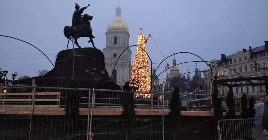  В Киеве засияла главная елка с десятью тысячами игрушек 