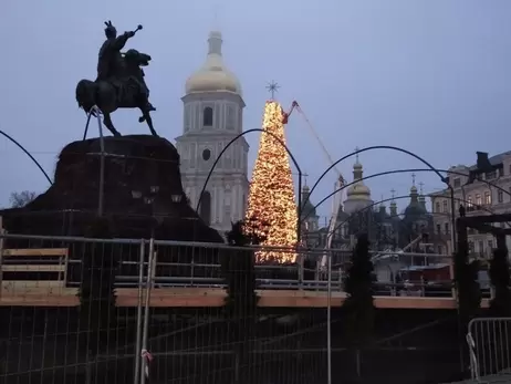  В Киеве засияла главная елка с десятью тысячами игрушек 