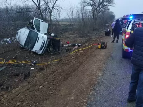 На Луганщині мікроавтобус із людьми злетів у кювет. Є загиблі та постраждалі