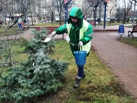 В Киеве ели начали обрабатывать «зловонными» веществами, чтобы не уносили домой