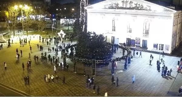 У Маріуполі від вітру впала головна ялинка у місті, люди встигли розбігтися
