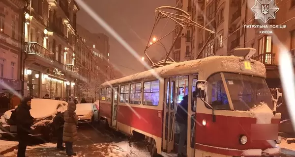 Киев накрыл снегопад: город в пробках, таксисты взвинтили цены