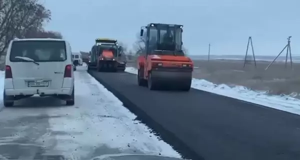 Укравтодор объяснил, почему в Одесской области во время снегопада укладывали на лед асфальт