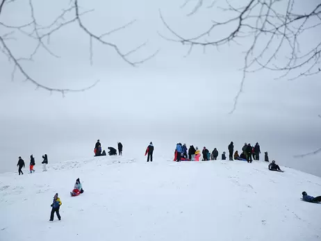 В Днепре мужчина погиб во время катания на санках. Его маленькая дочь – в больнице