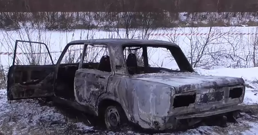 Під Ромнами виявлено згорілий ВАЗ-2107 з трупом чоловіка на задньому сидінні