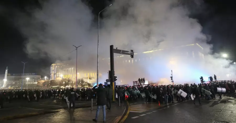 Видео протестов в Алматы: на улицах горят автомобили и слышны взрывы