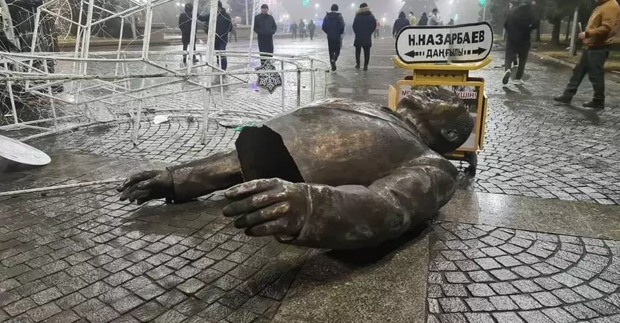 У Казахстані знесли один із пам'ятників Назарбаєву