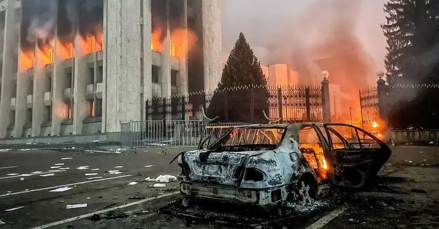 В Алматы военные на БТР и бронемашинах окружили протестующих. Перестрелка продолжается  