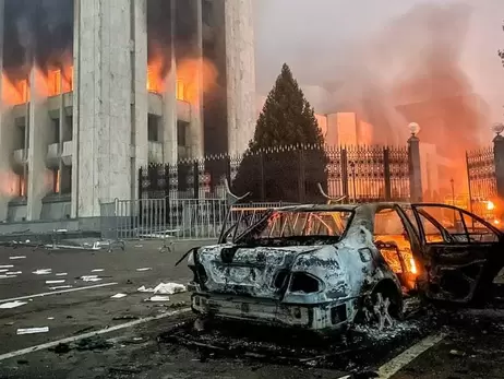 В Алмати військові на БТР та бронемашинах оточили протестувальників. Перестрілка продовжується