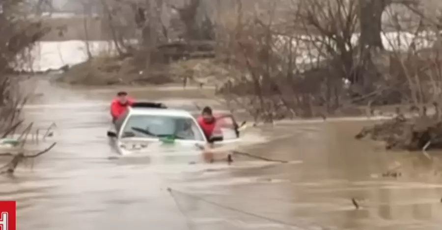 На Закарпатті вода відрізала від світу цілі села