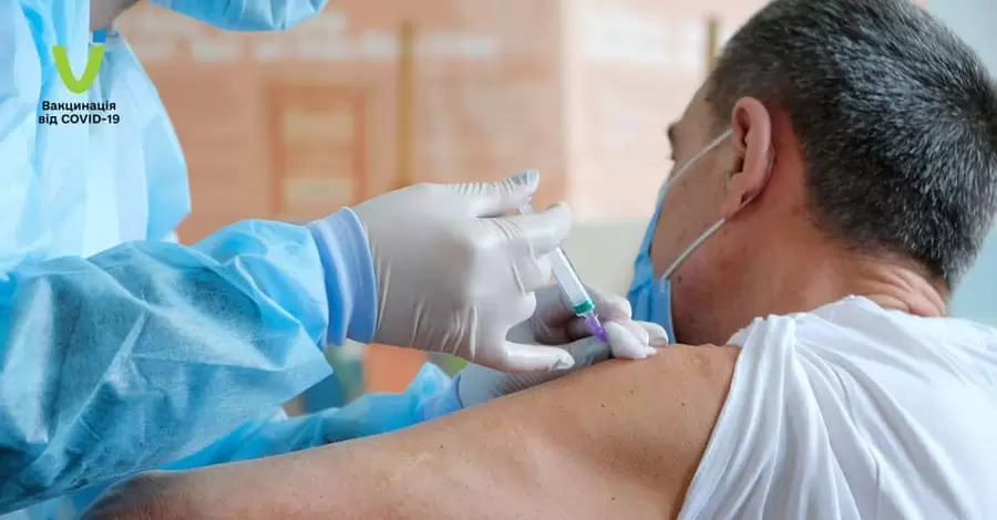 На щеплення бустерною дозою COVID-вакцини в Україні вже можна записатися онлайн