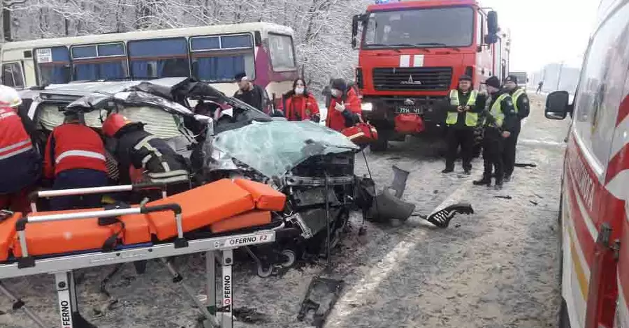   Во Львовской области столкнулись рейсовый автобус и легковое авто, пострадали 7 человек