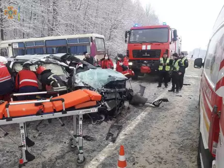 На Львівщині зіткнулися рейсовий автобус та легкове авто, постраждали 7 людей