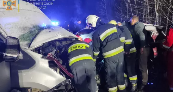 У Чернігівській області зіткнулися мікроавтобус та легкове авто, 11 постраждалих