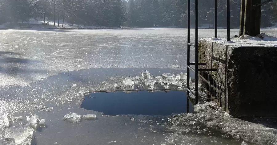 Чи купатися в ополонці на Водохреще: користь та шкода