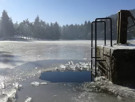 Купаться ли в проруби на Крещение: польза и вред