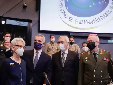 Негласная победа РФ? Двери в НАТО открыты, но войти в них Украина не может