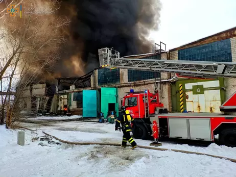 У Київській області зайнявся склад із використаними автомобільними шинами