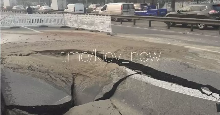 У центрі Києва провалився асфальт. Рух тролейбусів затримується