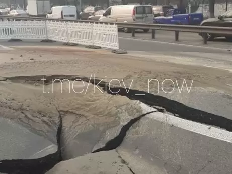 У центрі Києва провалився асфальт. Рух тролейбусів затримується