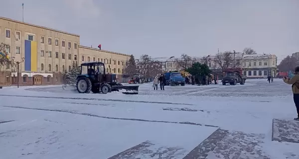 В Кропивницком из-за сильного ветра упала главная елка области