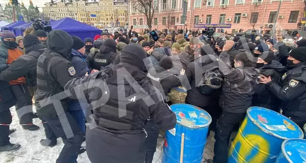 В Киеве сторонники Порошенко и правоохранители столкнулись из-за огня в бочках