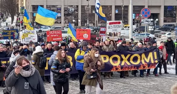 Несколько тысяч сторонников Порошенко митингуют на Банковой, где Зеленский встречался с Блинкеном