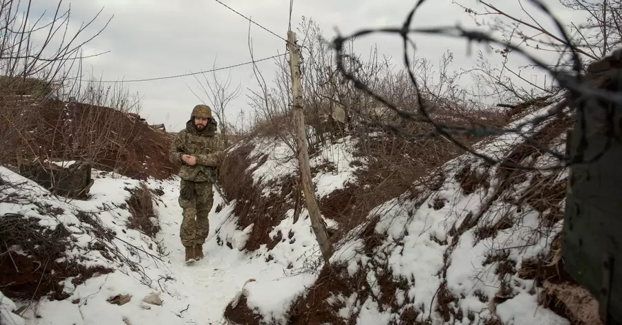 Украинцев на Донбассе обстреляли десять раз за сутки, есть раненый: подробности