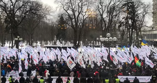 Первое заседание Рады после каникул началось с большого митинга ФОПовцев