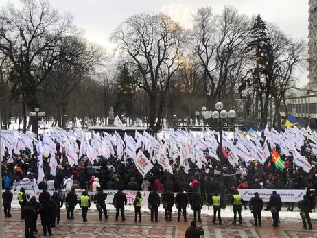 Первое заседание Рады после каникул началось с большого митинга ФОПовцев