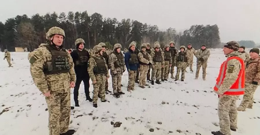 Хто нас захищати має: за що воюють Кличко та Міноборони