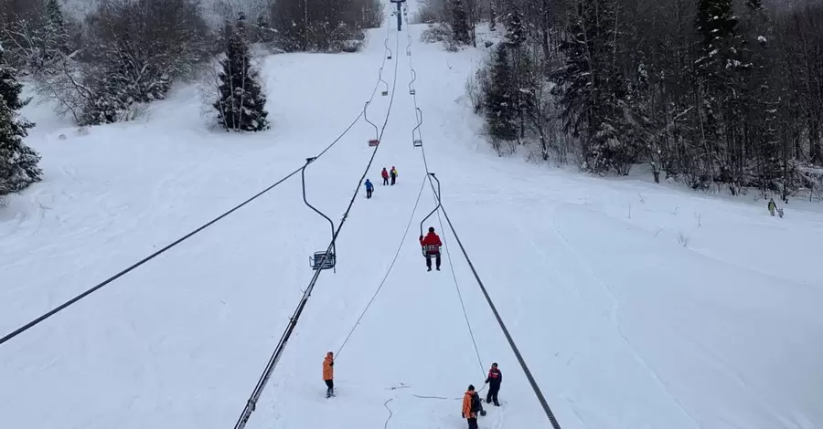 На гірськолижному курорті у Львівській області зупинився підйомник із людьми