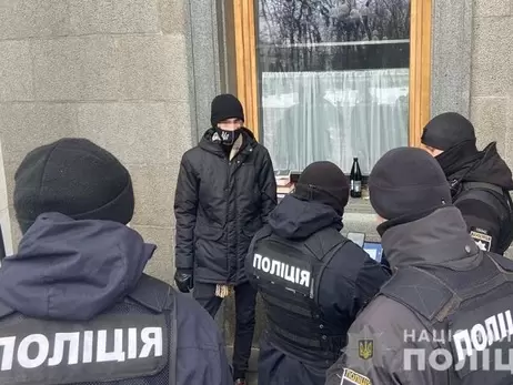 Мешканець Львова розбив вікно Верховної Ради молотком
