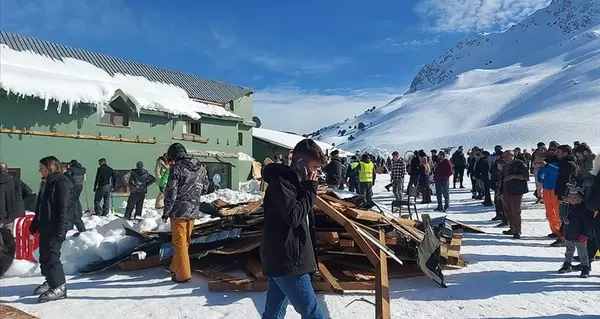 У турецькій Анталії в гірськолижному центрі «Сакликент» на людей впав навіс