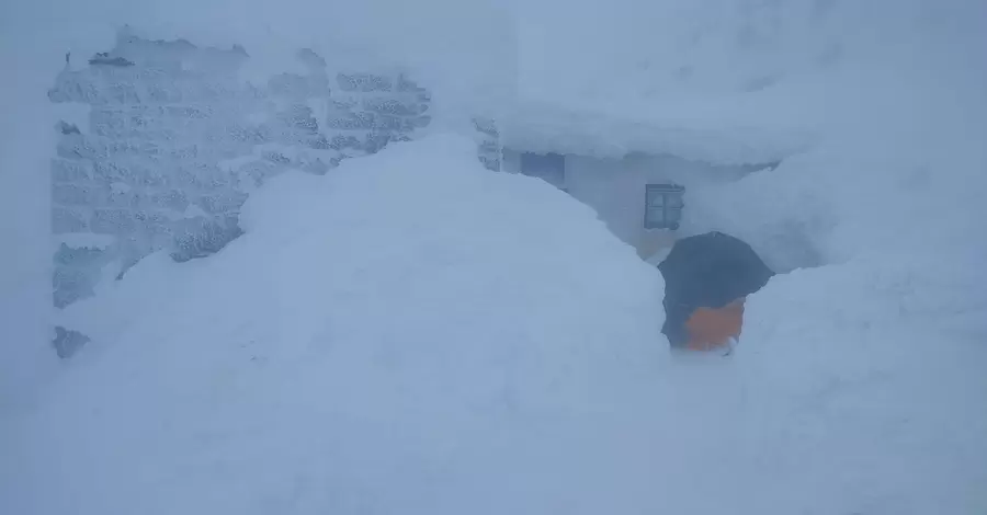 Спостережний пост у Карпатах замело снігом: перш ніж прийти на допомогу ще треба відкопатися