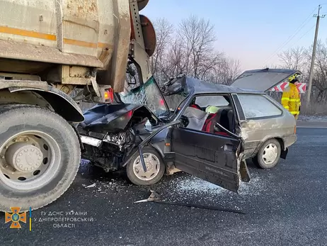 Під Дніпром легковик влетів у вантажівку: одна жертва, троє травмованих